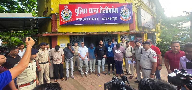 पुलिस की बड़ी कार्रवाई : स्ट्रेंजर हाउस/पूल पार्टी का आयोजन करने वाले गिरफ्तार, सोशल मीडिया पर कर रहे थे प्रचार, भाठागांव फार्महाउस से होने वाली थी ‘अपरिचित क्लब’ की पूल पार्टी, रायपुर पुलिस ने आयोजक और प्रमोटर समेत सात आरोपी को गिरफ्तार कर की गई कार्यवाही.