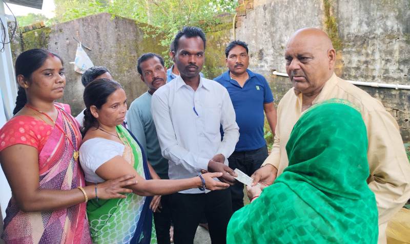 संघ की संवेदनशील पहल : दिवंगत कर्मचारी प्रहलाद पाठक के परिजनों को आर्थिक सहयोग, जशपुर में संगठनात्मक एकता की अनोखी तस्वीर