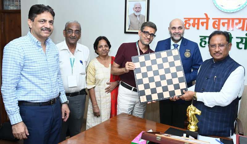 मुख्यमंत्री विष्णु देव साय से ग्रैंडमास्टर प्रवीण महादेव थिप्से की मुलाकात, शतरंज प्रतिभा और उपलब्धियों की हुई सराहना