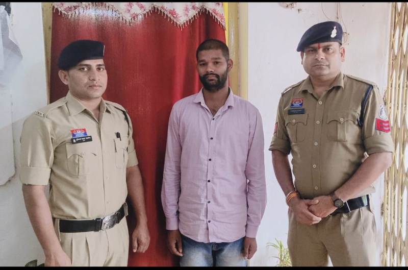 व्हाट्सएप ग्रुप पर आपत्तिजनक पोस्ट करने वाला युवक पुलिस की त्वरित कार्रवाई में चढ़ा हत्थे