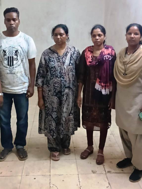 जशपुर पुलिस की त्वरित कार्रवाई : पत्थलगांव अस्पताल से नवजात बच्ची को अवैध तरीके से गोद देने का मामला उजागर, नवजात बच्ची बरामद, नर्स और दंपत्ति पर जे. जे. एक्ट के तहत केस दर्ज, नर्स सहित दंपत्ति गिरफ्तार.