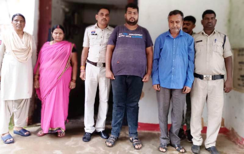 ऑपरेशन अंकुश : लाखों की धोखाधड़ी का हुआ खुलासा, महिला समूह ठगी कांड में बड़ी कार्रवाई, मामले में फरार तीन आरोपियों को जशपुर पुलिस ने अंबिकापुर से  गिरफ्तार कर भेजा जेल, एक आरोपी अब भी फरार.