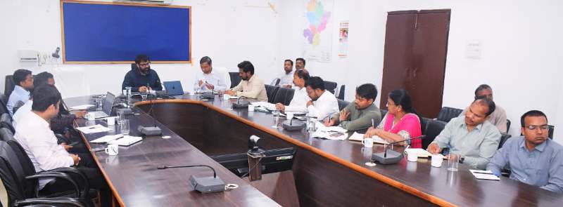 कलेक्टर रोहित व्यास की सख्ती: राजस्व प्रकरणों का शत-प्रतिशत निराकरण समयसीमा में करने के दिए निर्देश, ‘हमर सुघ्घर ऑफिस’ में सर्वश्रेष्ठ कार्यालय होगा सम्मानित