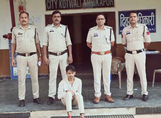 बस स्टैंड के पीछे छिपा था गांजा तस्कर, पुलिस ने घेराबंदी कर पकड़ा, लाखों का माल ज़ब्त