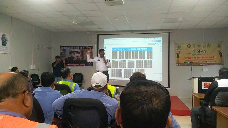 रायगढ़ में हिंडालको कोल माइंस परिसर में ट्रैफिक अवेयरनेस कैंप, पुलिस ने दी सड़क सुरक्षा की पाठशाला, नशे में ड्राइविंग से लेकर हेलमेट-सीट बेल्ट तक, पुलिस ने दी सुरक्षा की महत्वपूर्ण सीख.