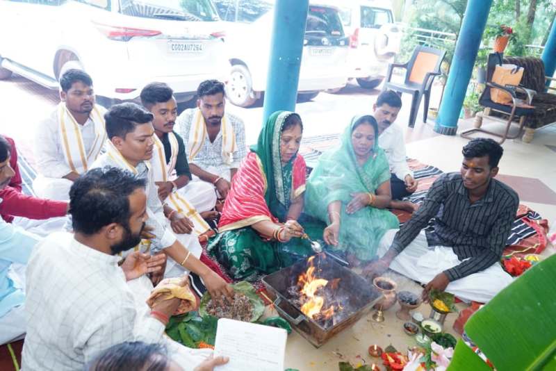 जशपुर में मुख्यमंत्री निवास बगिया में गूंजे मंत्रोच्चारण, भगवान विश्वकर्मा की आराधना में शामिल हुईं कौशल्या साय और परिवारजन