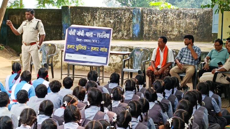 रायगढ़ में छात्रों को मिली जीवन बदलने वाली सीख : साइबर क्राइम से लेकर महिला सुरक्षा तक ! पुलिस ने बच्चों को दिया बड़ा संदेश –  नशे से रहें दूर, ट्रैफिक नियम अपनाएं और ऑनलाइन ठगी से बचें.