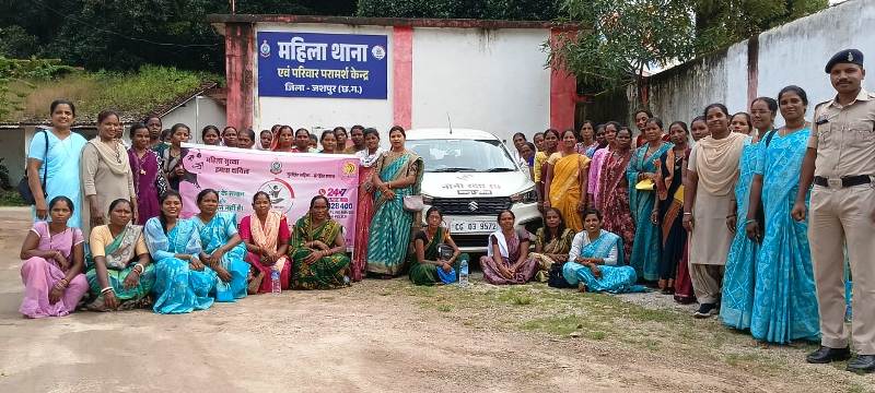 जशपुर पुलिस का जागरूकता अभियान : महिला थाना परिसर में चला जागरूकता कार्यक्रम, महिलाओं को दी साइबर सुरक्षा, नशा मुक्ति और महिला अधिकारों की जानकारी, ‘बिहान’ महिला समूह की लीडर्स को दी गई डिजिटल सुरक्षा और महिला सशक्तिकरण की सीख.