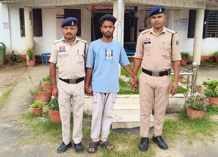 ऑपरेशन मुस्कान : जशपुर में पुलिस की बड़ी सफलता, गुम हुई दो बच्चियां सकुशल बरामद, दो नाबालिग बालिकाओं को ढूंढ कर मिलाया परिजनों से लौटाई दो परिवारों के चेहरे पर खुशियां,एक आरोपी गिरफ्तार कर भेजा गया न्यायिक अभिरक्षा में
