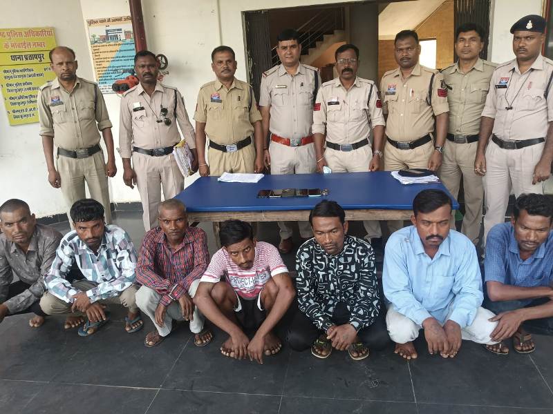 अंतरजिला बसोर मोबाईल चोर गिरोह के 7 आरोपी गिरफ्तार, चोरी का मोबाईल व स्प्रिंग चाकू जप्त