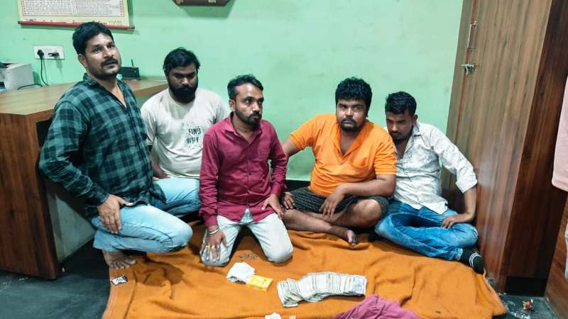 रायपुर : खमतराई पुलिस ने रांवाभाठा ट्रांसपोर्ट नगर में जुआ खेलते पाँच जुआरियों को रंगेहाथ किया गिरफ्तार, 63,500/- रुपये नकद जब्त कर की कार्यवाही.