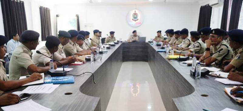 जशपुर पुलिस की क्राइम मीटिंग : एसएसपी ने लंबित अपराधों और सुरक्षा को लेकर दिए महत्वपूर्ण निर्देश, दुर्गा पूजा सुरक्षा और अपराध रोकथाम पर जोर, जशपुर में पुलिस अधिकारियों को विशेष निर्देश.