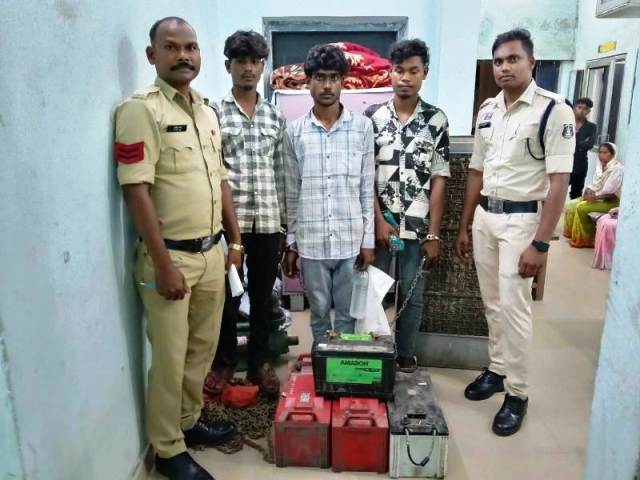 पुलिस की त्वरित कार्रवाई : घरघोड़ा पुलिस ने बैटरी चोरी का किया पर्दाफाश, रायगढ़ में पंप हाउस और मोबाइल दुकान से चोरी की चार बैटरियों के साथ तीन आरोपी चोर गिरफ्तार.