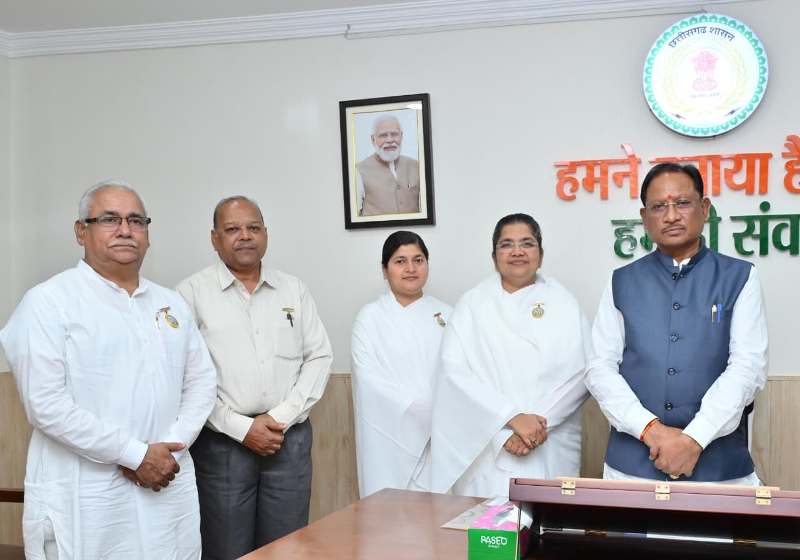 मुख्यमंत्री विष्णु देव साय से प्रजापिता ब्रह्माकुमारी ईश्वरीय विश्वविद्यालय के प्रतिनिधि मण्डल की सौजन्य मुलाकात, वैश्विक शिखर सम्मेलन में शामिल होने के लिए दिया निमंत्रण