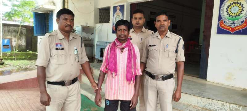 अक्सर होते झगड़ों ने ली जान : आवेश में पति ने की पत्नी की हत्या, लोहे की टांगी बरामद, पत्नी की हत्या के आरोपी को दरिमा पुलिस ने किया गिरफ्तार, न्यायालय के समक्ष किया गया पेश.