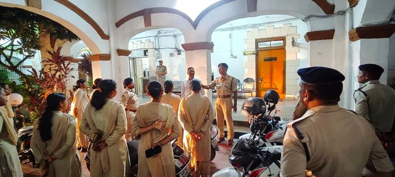 महिलाओं की सुरक्षा पर पुलिस का विशेष फोकस : नवरात्र पर्व पर महिला सुरक्षा के लिए दुर्गा वाहिनी सक्रिय, रायगढ़ पुलिस करेगी पंडालों और गरबा स्थलों पर विशेष पेट्रोलिंग, नवरात्र में ‘दुर्गा वाहिनी’ टीम रहेगी मुस्तैद, हर पंडाल पर रखी जाएगी पैनी नजर.