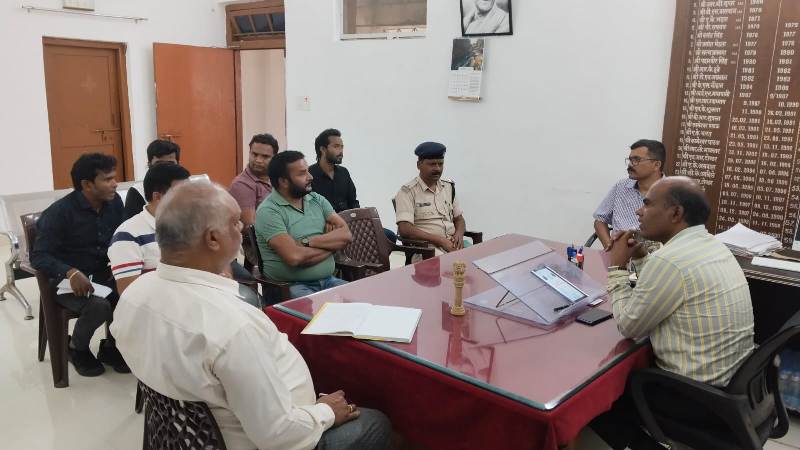 एसडीएम ने समस्त वाहन विक्रय करने वाले शोरूम संचालकों की ली बैठक : कहा – बिना लाइसेंस एवं हेलमेट ना करें वाहनों का विक्रय