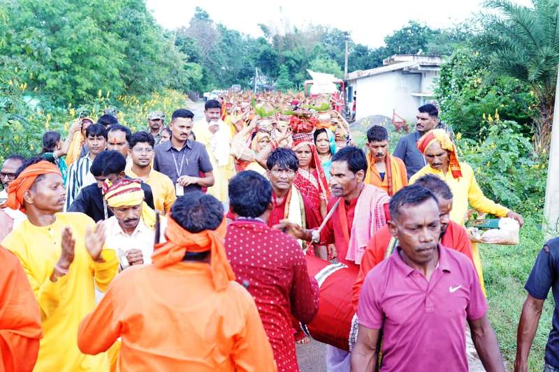 चोंगरीबहार में भव्य कलश यात्रा से गूंजा नवरात्रि उत्सव : श्रद्धा और भक्ति से सराबोर हुआ ग्राम, नवरात्रि पर विशाल कलश-यात्रा में उमड़ा जनसैलाब, मुख्यमंत्री की धर्मपत्नी श्रीमती कौशल्या साय ने की माता भवानी की आराधना