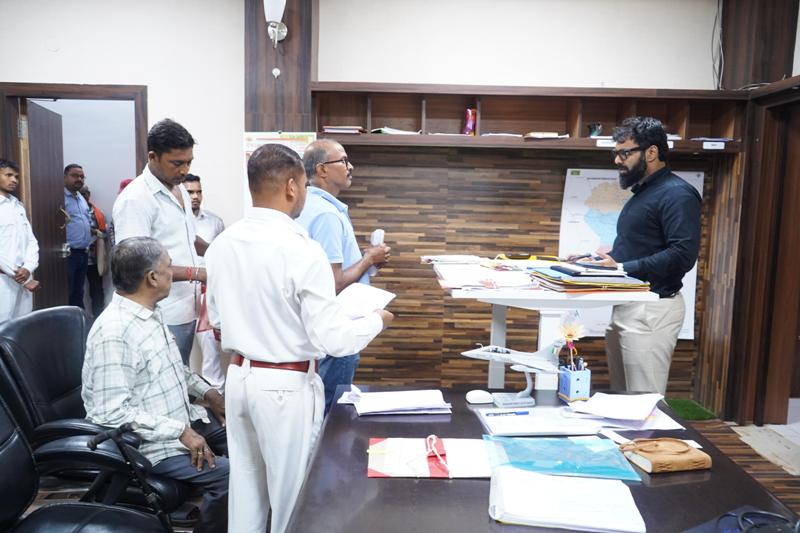 जनदर्शन बना जनसमाधान का मंच — कलेक्टर रोहित व्यास ने जनता की समस्याओं पर दिखाई संवेदनशीलता, अधिकारियों को सौंपी जवाबदेही