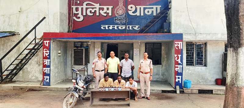 तमनार पुलिस की बड़ी कार्रवाई : कोडीन सिरप और स्पास्मो टेबलेट सहित 1 लाख से अधिक मूल्य की नशीली सामग्री बरामद, नशीली दवाओं के तीन तस्कर आरोपी गिरफ्तार, एनडीपीएस एक्ट में कार्यवाही कर भेजा गया जेल.
