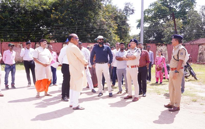 जशपुर कलेक्टर रोहित व्यास ने रणजीता स्टेडियम का किया निरीक्षण : दशहरा उत्सव को सुव्यवस्थित एवं सुरक्षित बनाने दिए आवश्यक निर्देश