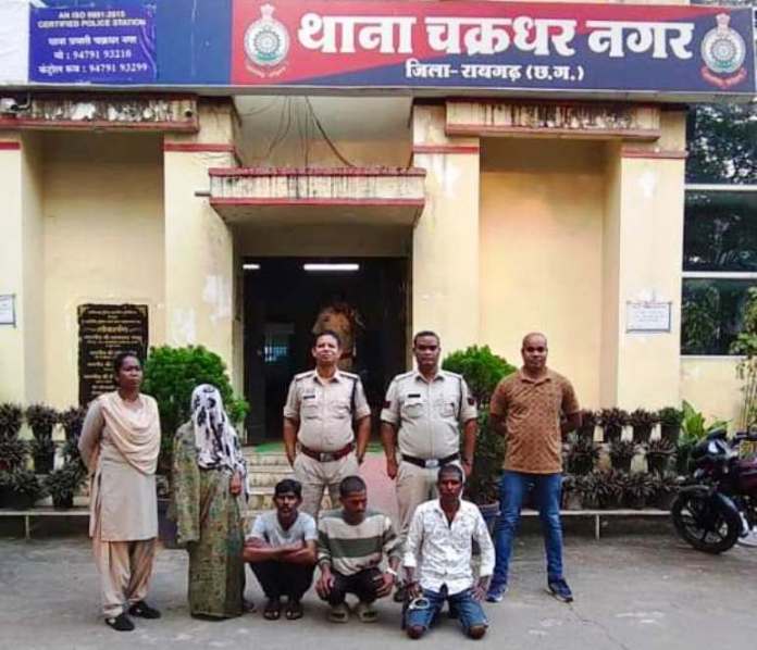 अमीषा सिंह आत्महत्या मामला : चक्रधरनगर पुलिस ने मामले में दुष्प्रेरण के आरोप में पति और को चार ससुरालियों सास, ससुर और चाचा ससुर को गिरफ्तार कर भेजा जेल.