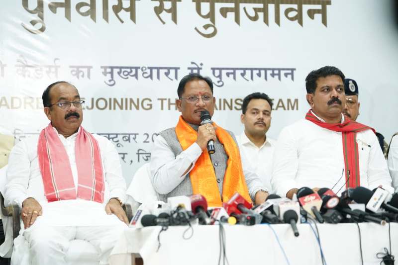 मुख्यमंत्री विष्णुदेव साय ने ली प्रेस वार्ता : कहा- आज का दिन ऐतिहासिक 210 माओवादी कैडर समाज की मुख्यधारा में हुए शामिल, यह सब छत्तीसगढ़ की बेहतर पुनर्वास नीति का सकारात्मक परिणाम