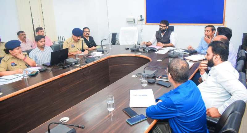 जशपुर में कलेक्टर रोहित व्यास की अध्यक्षता में सड़क सुरक्षा समिति की बैठक — एम्बुलेंस प्रतिक्रिया और शीघ्र उपचार पर जोर