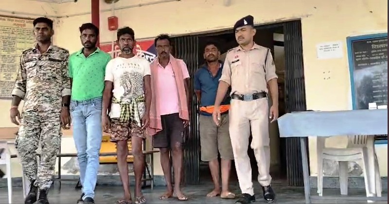 ऑपरेशन शंखनाद : जशपुर पुलिस ने फिर दिखाई सख्ती, थाना तुमला और सिटी कोतवाली क्षेत्र से 19 गौ-वंशों को तस्करों के चंगुल से छुड़ाया, चार आरोपी गिरफ्तार कर भेजे गए जेल.