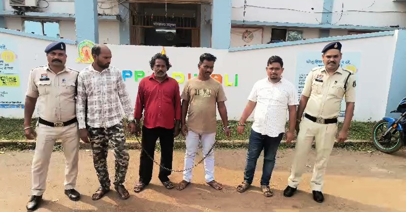 पुलिस की बड़ी कार्रवाई : घर में घुस कर मारपीट और जान से मारने की धमकी देने वाले घटना के बाद से फरार चार आरोपी गिरफ्तार, पुलिस ने चारों आरोपियों को न्यायिक रिमांड पर भेजा जेल.