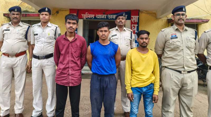 लूट की वारदातों का सिलसिला थमा : रात के अंधेरे में चाकू की नोक पर करते थे लूट, पुलिस ने पकड़े बिलासपुर के तीन कुख्यात लुटेरे, 4 बाइक सहित गिरफ्तार !