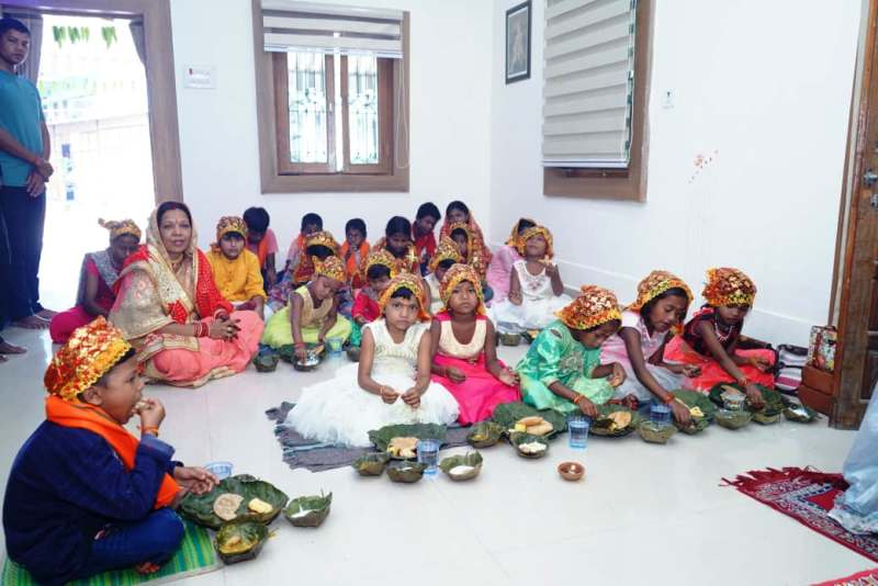 नवरात्रि की नवमी पर मुख्यमंत्री निवास में सजी भक्ति की बगिया : मुख्यमंत्री निवास बगिया में नवरात्रि पर नौ कन्याओं का पूजन, श्रीमती कौशल्या साय ने विधिवत किया सम्मान और भोज, भक्तिमय हुआ वातावरण.