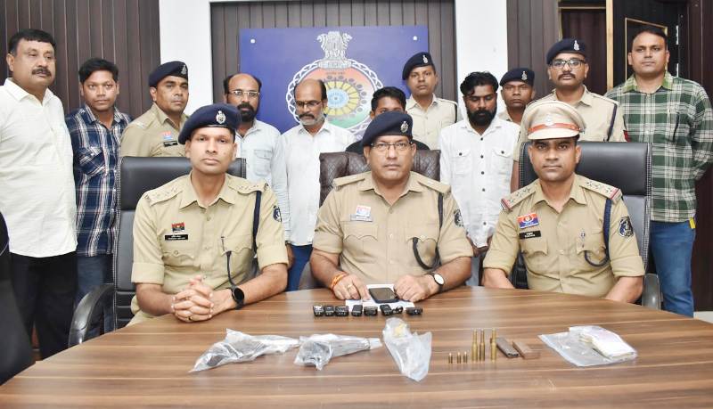 पुलिस की बड़ी कार्रवाई: पिस्टल और देशी कट्टे के साथ 4 शराब तस्कर गिरफ्तार, भारी मात्रा में अवैध शराब बरामद