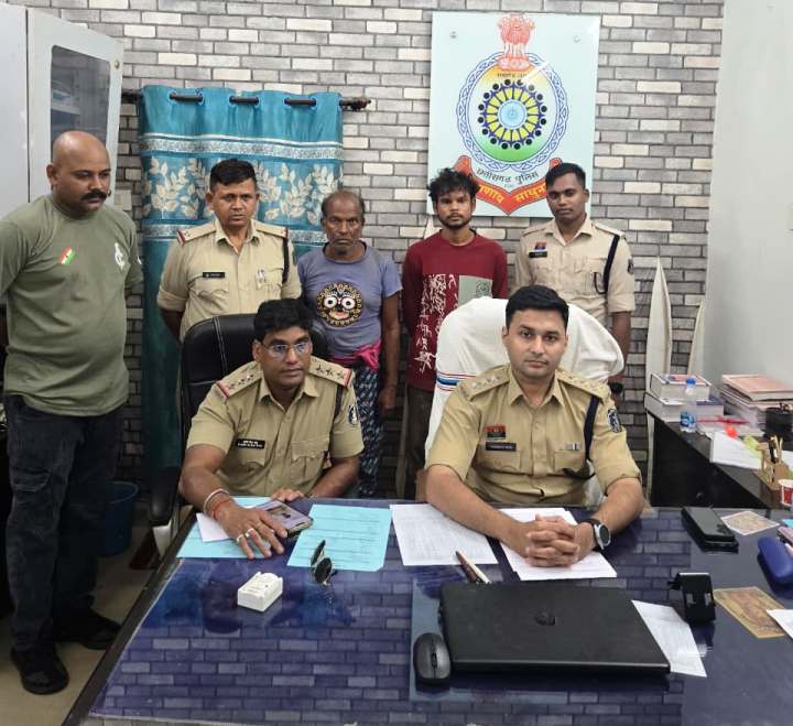 रायकेरा दोहरे हत्याकांड का खुलासा : घरघोड़ा पुलिस की 24 घंटे में बड़ी सफलता अंधे कत्ल की गुत्थी सुलझी, बेटे ने उकसावे में की पिता और दादी की हत्या, बेटा और साथी गिरफ्तार– मुआवजा राशि पर था विवाद, पढ़ें पूरा समाचार……..