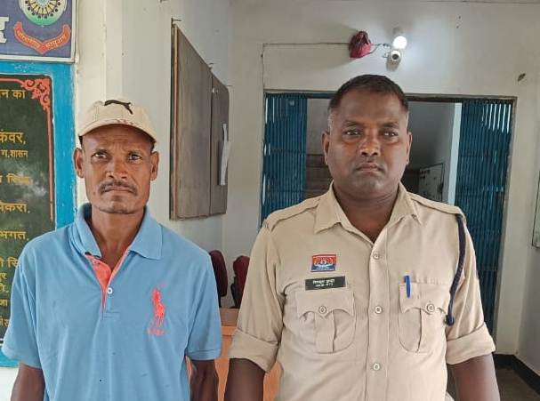 ‘शराब दे नहीं तो जान ले लूंगा!’ — नशे की जिद में फूट पड़ा खूनी गुस्सा, फाड़ी से वार कर युवक की हत्या, आरोपी धराया