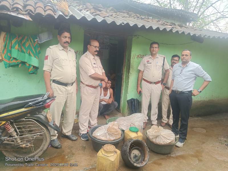 जशपुर : अवैध शराब पर बड़ी कार्रवाई, पुलिस-आबकारी टीम ने दो आरोपियों को पकड़ा, 350 किलो महुआ पास बरामद