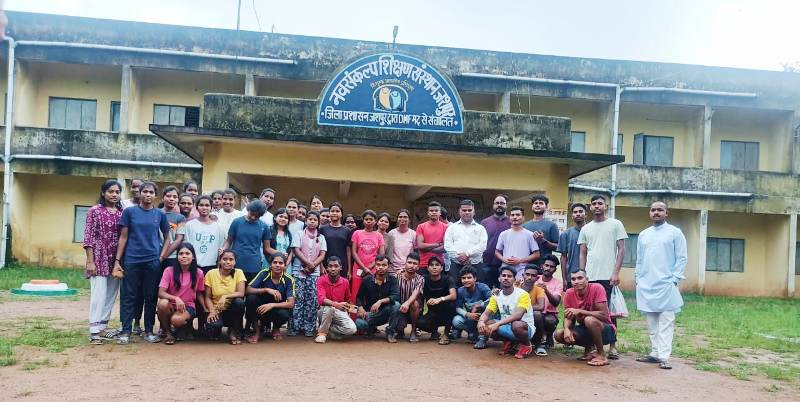 आर्थिक रूप से कमजोर युवाओं के लिए वरदान बना जशपुर का नव संकल्प शिक्षण संस्थान — मुफ्त कोचिंग, आवास और भोजन सुविधा के साथ बना सरकारी नौकरी की तैयारी का हब