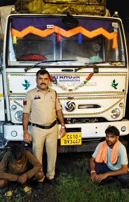 पुलिस की बड़ी कार्यवाही: 20 टन अवैध स्क्रैप के साथ दो आरोपी गिरफ्तार, माजदा वाहन भी जब्त