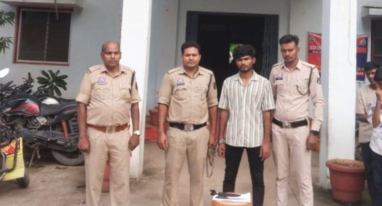 पुलिस की बड़ी कार्रवाई : नवरात्रि सप्तमी में हत्या का प्रयास, महामाया मंदिर में चाकू से हमला करने वाला आरोपी रितिक सूर्यवंशी रतनपुर पुलिस द्वारा गिरफ्तार, भेजा गया रिमांड पर.