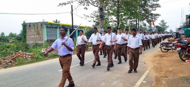 राष्ट्रीय स्वयंसेवक संघ का दोकड़ा में पथ संचलन सम्पन्न : दोकड़ा में संघ का अनुशासन और एकता का परिचय, 10 ग्रामों के 130 स्वयंसेवक पूर्ण गणवेश में हुए सम्मिलित. पूर्व सैनिक बने मुख्य अतिथि, फूल बरसा कर हुआ भव्य स्वागत,