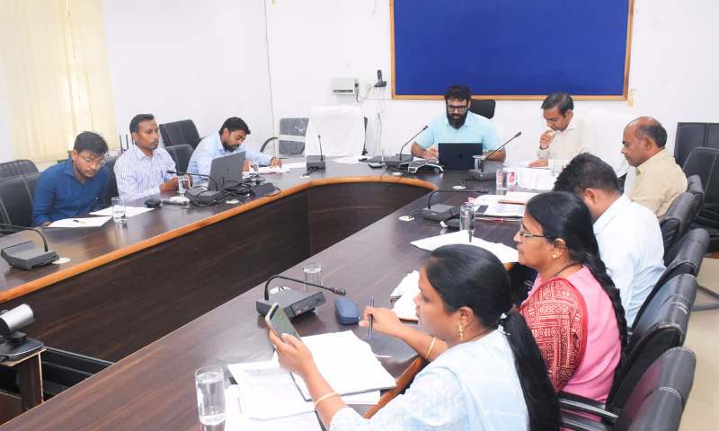 जशपुर में राजस्व विभाग की बड़ी समीक्षा बैठक, कलेक्टर ने सभी लंबित मामलों के त्वरित निराकरण का आदेश दिया