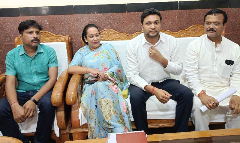 जशपुर जिले में धान खरीदी घोटाले से मचा सियासी तूफान — कांग्रेस ने प्रेस वार्ता कर सरकार पर लगाया 100 करोड़ के भ्रष्टाचार का आरोप