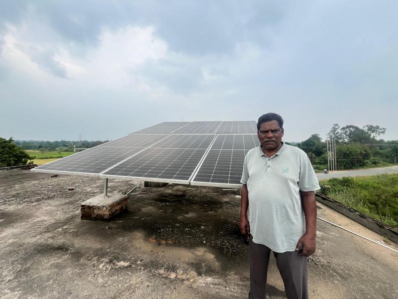 पत्थलगांव के सुभाष मिंज बने सौर ऊर्जा के प्रतीक — पीएम सूर्य घर योजना से बिजली बिल हुआ शून्य