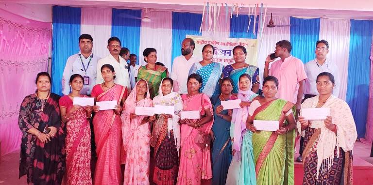 ग्रामीण उद्यमिता को मिला बूस्ट: मनोरा में मुद्रा एवं क्रेडिट लोन मेले में 1.02 करोड़ रुपये का वितरण, गांवों में छाई खुशियां