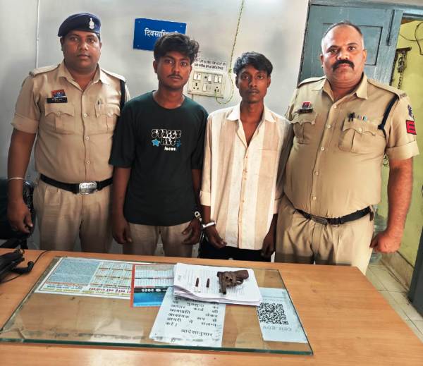 पुलिस की बड़ी कार्रवाई : एंटी क्राइम और साइबर यूनिट की संयुक्त कार्रवाई में हथियार तस्करी पर लगा अंकुश, रिवॉल्वर और जिंदा कारतूस के साथ दो आरोपी गिरफ्तार.