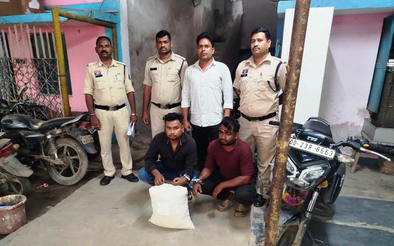 पुलिस की बड़ी कार्रवाई : एसपी के निर्देशन में जूटमिल पुलिस की सफलता, 5 किलो से अधिक मादक पदार्थ जब्त, ओड़िशा से गांजा तस्करी करते दो युवक रंगे हाथ गिरफ्तार, एनडीपीएस एक्ट के अंतर्गत हुई कार्यवाही.