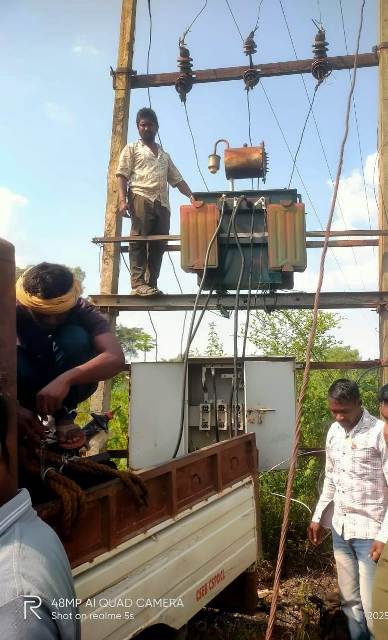 खजरीढाप में फिर जगमगाया उजाला : मुख्यमंत्री कैंप कार्यालय की त्वरित पहल से खजरीढाप में लौटी बिजली, राहत की रोशनी से खिले ग्रामीणों के चेहरे, मुख्यमंत्री विष्णुदेव साय की पहल से ट्रांसफार्मर बदला, बिजली संकट खत्म.