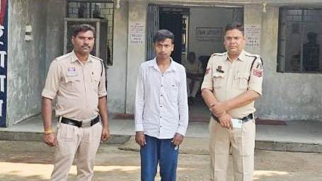 पुलिस की बड़ी कार्रवाई — कोडीन युक्त सिरप और नशीली दवाओं की अवैध बिक्री करने वाला फरार आरोपी गिरफ्तार