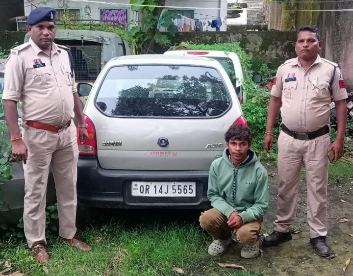 फरार गांजा तस्कर को पुलिस ने जशपुर में दबोचा— तस्करी में प्रयुक्त ऑल्टो कार भी जब्त