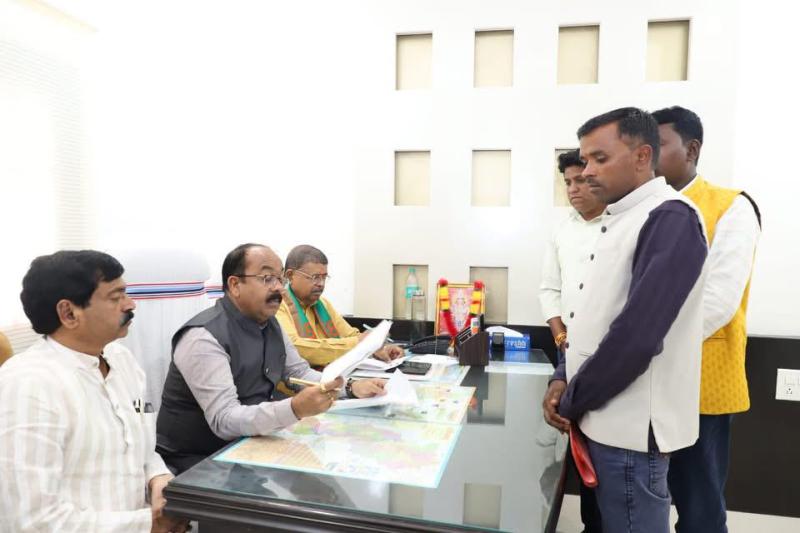 भाजपा सरकार का विकास-प्रति समर्पण: उप मुख्यमंत्री अरुण साव ने सहयोग केंद्र में आवेदनों का त्वरित निपटारा सुनिश्चित किया